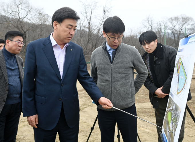  방세환 경기 광주시장(왼쪽 두번째)이 최근 '남한산성 상번천리 체육시설 조성 사업' 현장을 둘러본 뒤 조속한 공사 마무리를 당부하고 있다. / 사진제공=경기광주시 