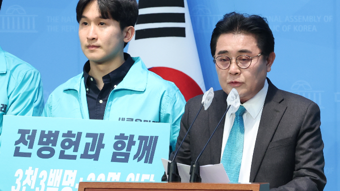 전병헌 전 청와대 정무수석이 12일 서울 여의도 국회에서 기자회견을 열고 3선을 했던 서울 동작갑에 출마한다고 밝혔다. 사진은 이날 서울 동작갑 출마 기자회견을 진행하는 전 전 수석. /사진=뉴스1