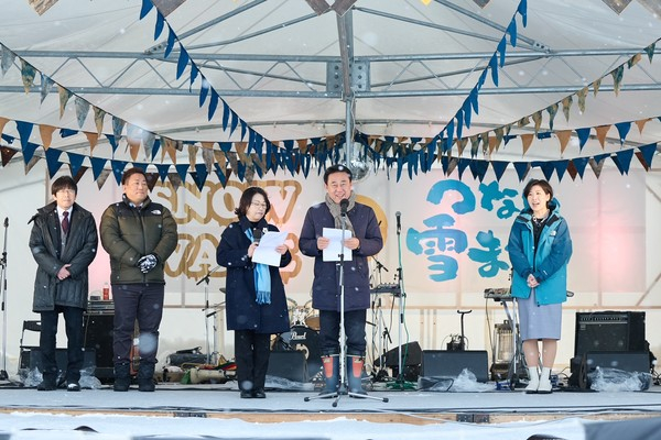 이충우 여주시장(오른쪽 두번째)이 우호교류도시인 일본 니가타현 진남정(쯔난마치)에서 개최된 눈축제에서 인사말을 하고 있다. / 사진제공=여주시