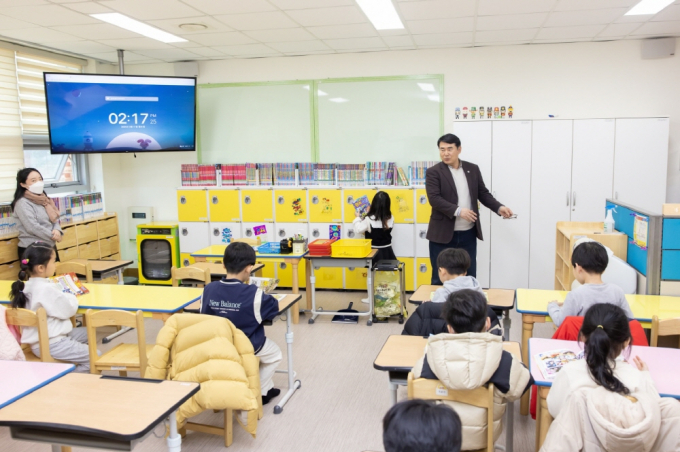 이정선 광주광역시 교육감이 11일 빛여울초등학교를 방문해 학생들의 활동 모습을 참관하면서 프로그램 운영, 공간‧인력 현황 등 전반적인 학교의 상황을 점검하고 있다./사진=광주시교육청