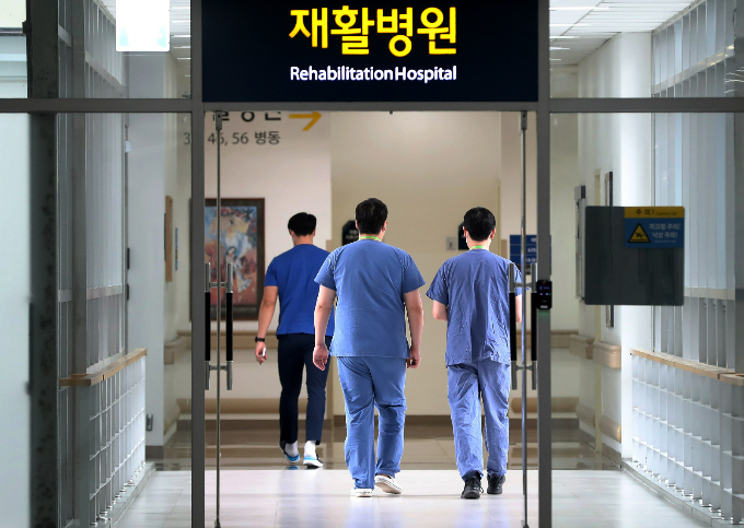  정부가 비상진료 강화를 위해 상급종합병원 중심으로 20개 의료기관에 파견한 군의관 20명과 공보의 138명이 이틀간의 교육을 마치고 오늘(12일)부터 본격적으로 근무를 시작한다. 지난 11일 경남 양산시 양산부산대병원에서 의료진이 이동하고 있다. /사진=뉴스1