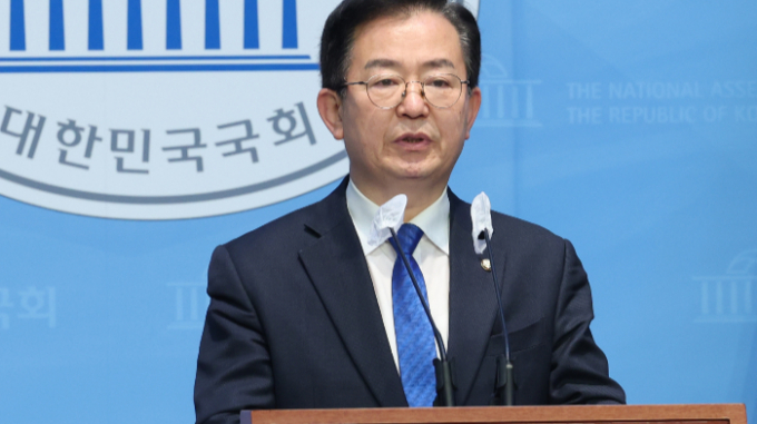 이용빈 더불어민주당 의원이 광주 광산갑 결과를 승복하고 총선 승리를 위해 백의종군 할 것을 다짐했다. 사진은 지난달 26일 서울 여의도 국회 소통관에서 기자회견을 연 이용빈 더불어민주당 광주 광산구갑 의원. /사진=뉴스1 