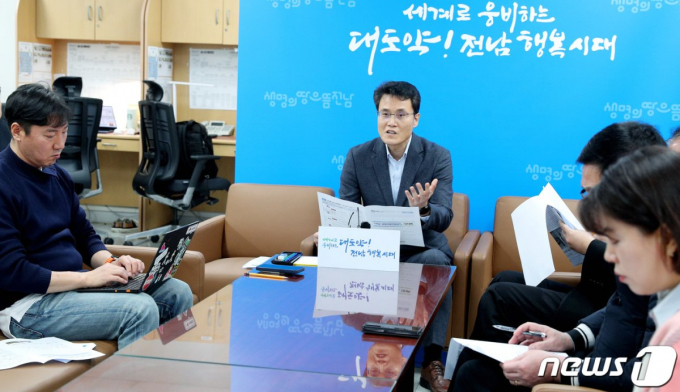 주순선 전라남도 관광체육국장(사진 가운데)이 12일 오후 기자실에서 '2024~2026 전남 세계관광문화대전'에 대해 기자 브리핑을 하고 있다./뉴스1