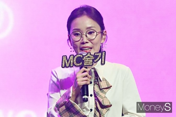 방송인 박슬기가 건강한 둘째를 출산했다. 사진은 지난 2020년 11월 서울 광진구 예스24 라이브홀에서 열린 모모랜드 3번째 싱글 앨범 'Ready Or Not' (레디 오어 낫) 발매 기념 쇼케이스 무대에 올라 사회를 본 방송인 박슬기. /사진=장동규 기자