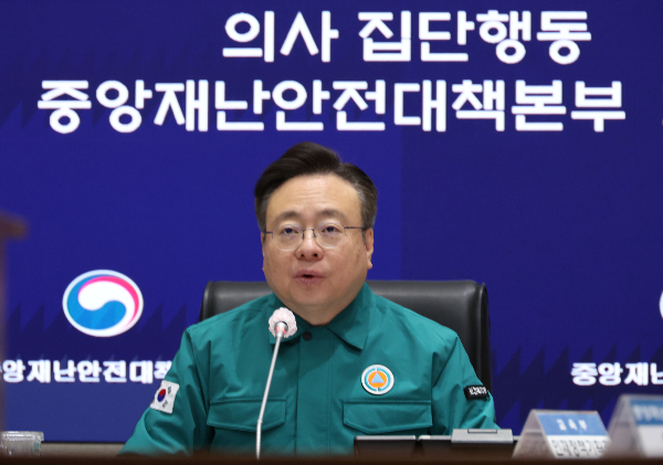 서울대학교 의과대학 교수들이 의대 증원 규모를 1년 후에 다시 결정하자며 대화를 제안했지만 보건복지부가 이를 거부하면서 의대 교수들의 집단 행동 현실화 가능성이 높아지고 있다. 사진은 12일 의사 집단행동 중앙재난안전대책본부 회의에 참석해 발언하고 있는 조규홍 보건복지부 장관의 모습. /사진=뉴시스 