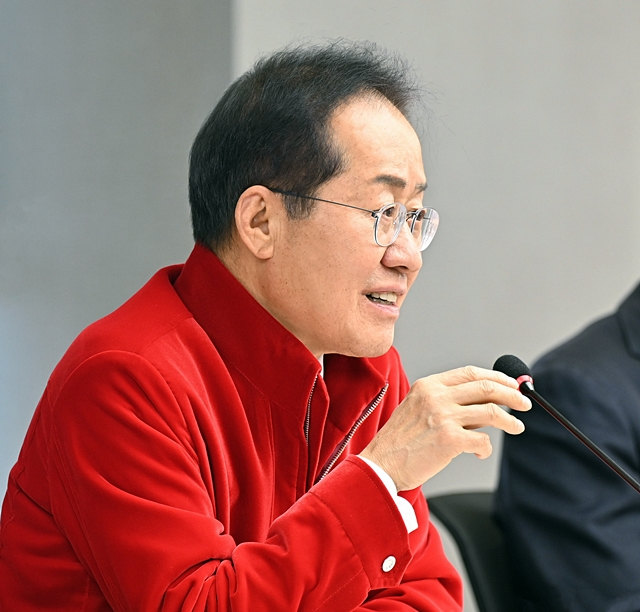홍준표 대구시장이 12일 산하기관장 회의에서 발언하고 있다./사진제공=대구광역시