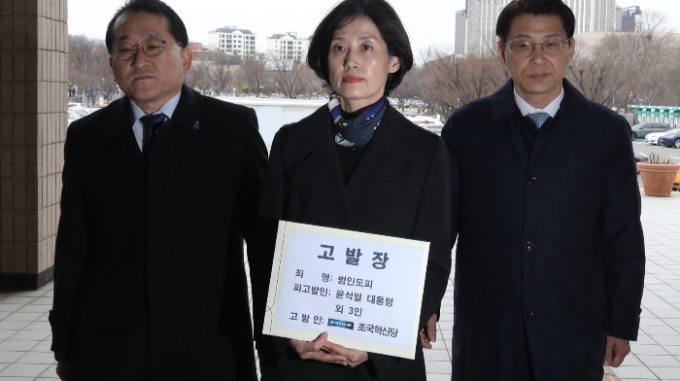 야권에서 오는 4·10 총선을 앞두고 검찰 출신 인재 영입에 박차를 가하는 중이다. 사진은 지난 11일 경기 과천시 공위공직자범죄수사처에 이종섭 전 국방부 장관 수사 방해 혐의로 윤석열 대통령 등에 대한 고발장을 접수하는 차규근 전 법무부 출입국외국인정책본부장(왼쪽부터), 박은정 전 검사, 김형연 전 법제처장. /사진=뉴스1