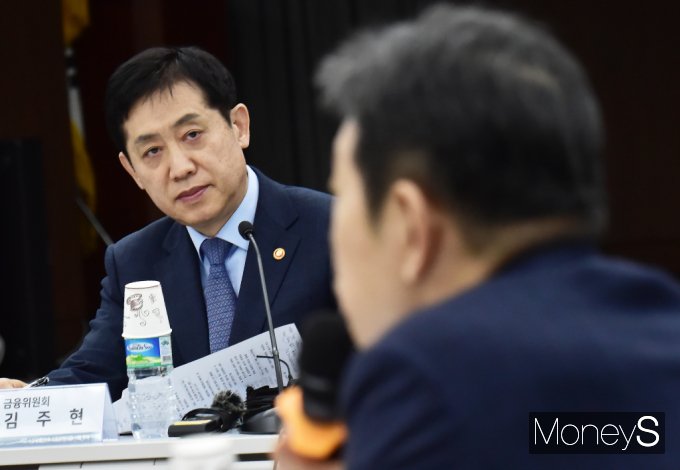 김주현 금융위원장이 12일 서울 중구 명동1가 은행연합회관에서 열린 금융당국, 서민 소상공인에 대한 신속 신용회복지원 시행 행사에 참석, 관계업계 발언을 경청하고 있다. /사진=임한별(머니S)