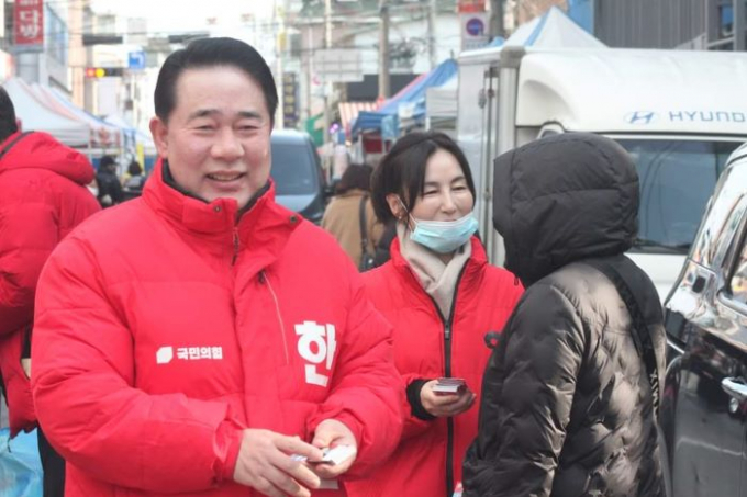한길룡 후보(왼쪽)가 국민의힘 파주시을 후보로 선출된 뒤  유권자들에게 지지를 호소하고 있다. / 사진제공=한길룡 예비후보