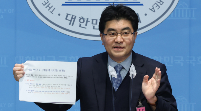 방재승 서울의대 교수협의회 비상대책위원장이 12일 서울 여의도 국회 소통관에서 의대 증원 관련 기자회견을 하고 있다. /사진-뉴스1