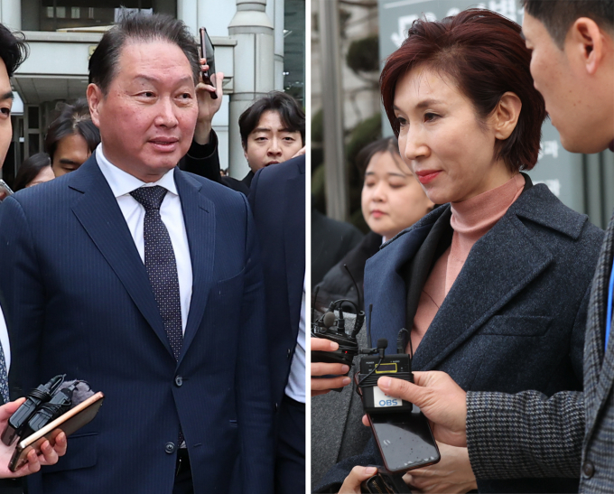 최태원 SK그룹 회장(왼쪽)과 노소영 아트센터 나비 관장이 12일 오후 서울 서초구 서울고등법원에서 열린 이혼 소송 항소심 1차변론을 마친 뒤 각각 법원을 나서고 있다. / 사진=뉴시스