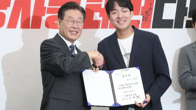 더불어민주당이 인천 동·미추홀갑 국민의힘 후보로 나서는 심재돈 후보에게 검사 시절 강압수사로 인해 발생한 인명사고에 대해 해명할 것을 촉구했다. 사진은 지난해 6월 오전 서울 여의도 국회에서 열린 청년대변인 임명장 수여식에서 이재명 더불어민주당 대표가 선다윗 상근부대변인에게 임명장을 수여하는 모습. /사진=뉴스1