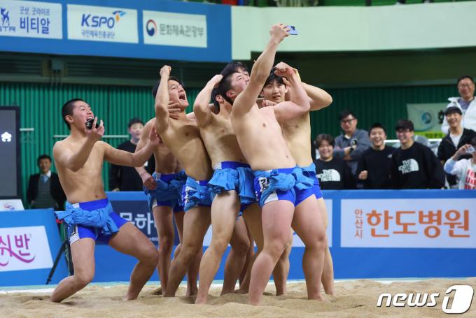 [사진] 중학교부 단체전 우승 차지한 신어중학교 선수들