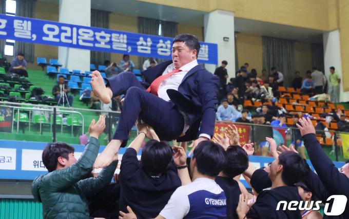 [사진] 헹가래 받는 허상훈 감독