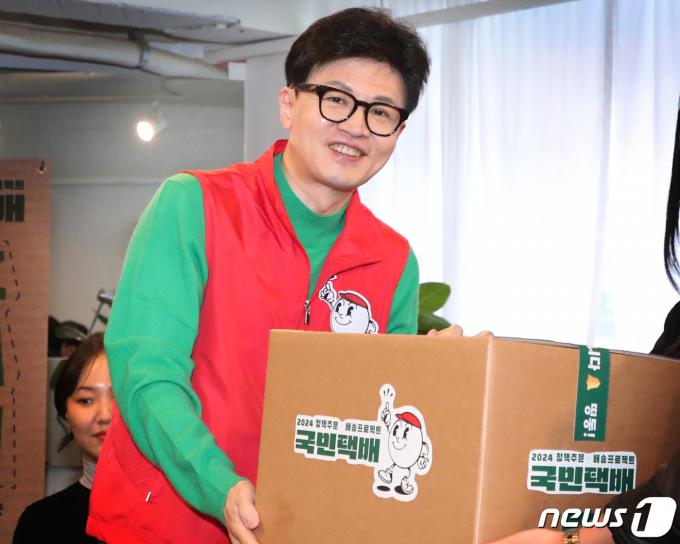 한동훈 국민의힘 비상대책위원장이 27일 서울 성동구의 한 북카페에서 기후 미래 스타트업 창업자들에게 '기후 미래 택배'를 전달하고 있다. (공동취재) 2024.2.27/뉴스1 ⓒ News1 송원영 기자