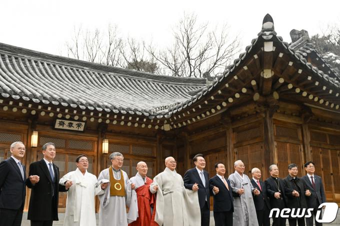 윤석열 대통령이 12일 오후 서울 종로구 청와대 상춘재에서 열린 종교지도자들과 오찬 간담회에 참석해 기념 촬영하고 있다. 왼쪽부터 유인촌 문화체육관광부 장관, 천도교 주용덕 교령 대행, 한국민족종교협의회 김령하 회장, 원불교 나상호 교정원장, 천태종 총무원장 덕수스님, 조계종 총무원장 진우스님, 윤 대통령, 한국교회총연합 대표회장 장종현 목사, 유교 최종수 성균관장, 수원중앙침례교회 김장환 원로목사, 한국 천주교 주교회의 이용훈 의장, 천주교 서울대교구 정순택 교구장, 이관섭 대통령 비서실장. (대통령실 제공) 2024.3.12/뉴스1 ⓒ News1 안은나 기자