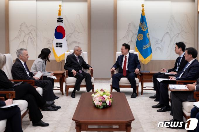 [사진] 윤석열 대통령, 존 포데스타 선임고문 접견