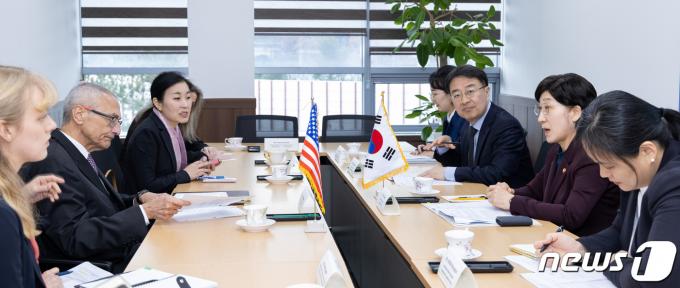 [사진] 한화진 장관, 존 포데스타 미국 대통령 국제기후정책 선임고문 접견