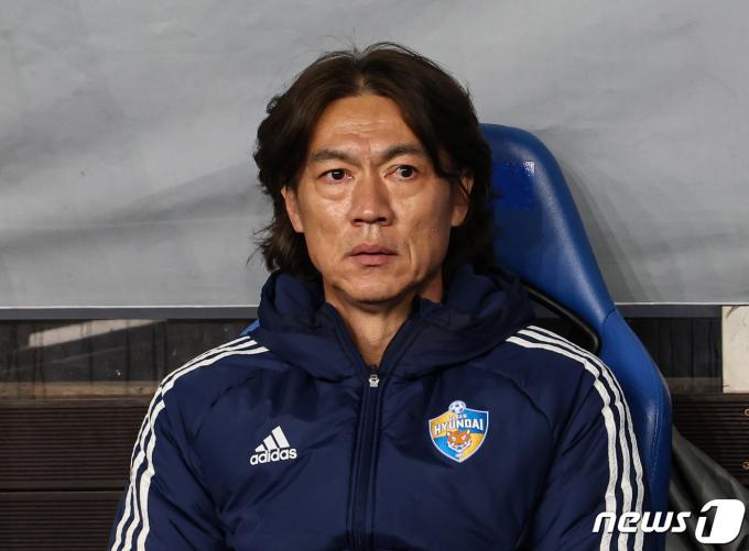 [사진] 그라운드 바라보는 홍명보 감독