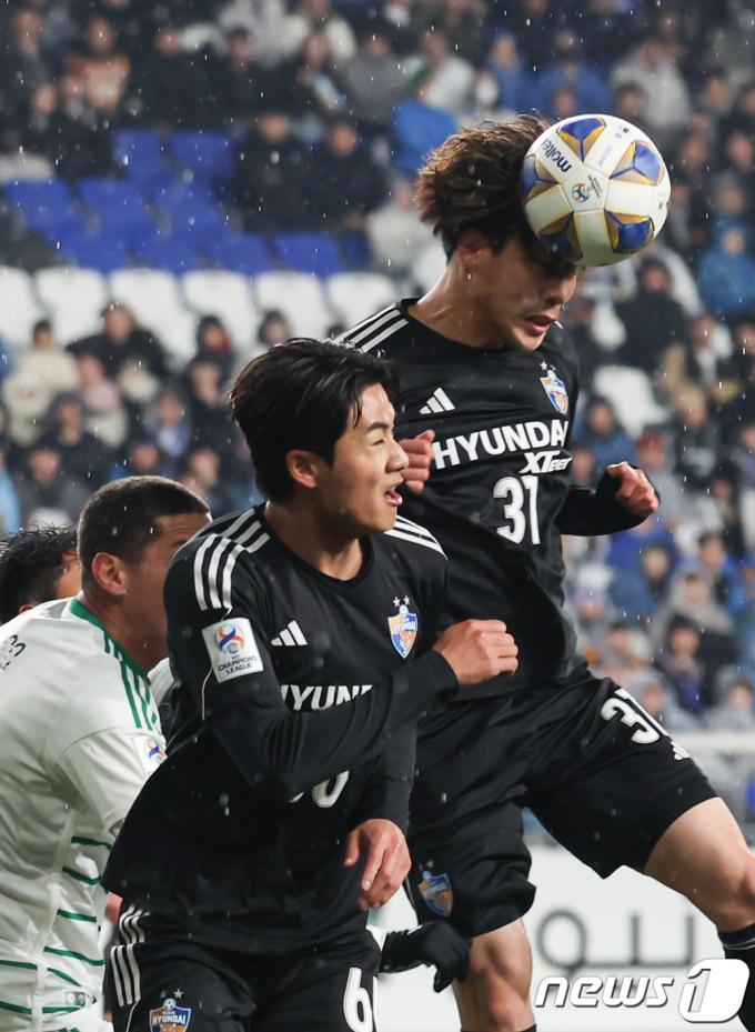 [사진] 공중볼 처리하는 아타루