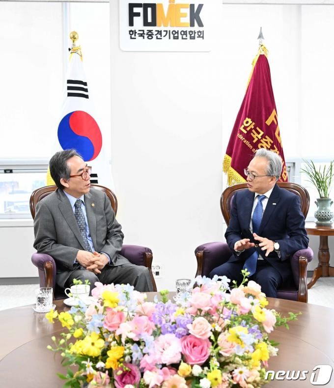 [사진] 조태열 장관, 최진식 한국중견기업연합회장과 면담