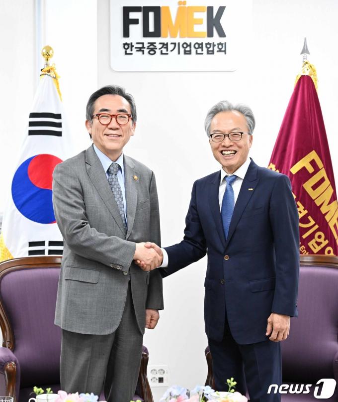[사진] 조태열 장관, 최진식 한국중견기업연합회장과 면담