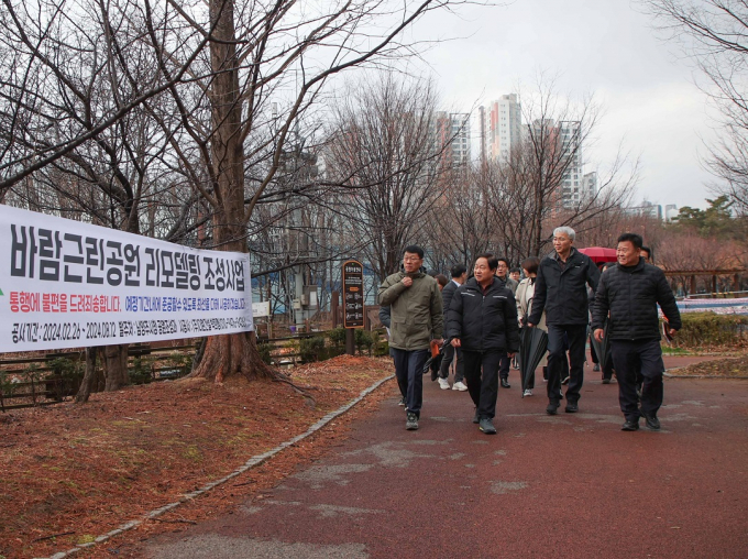 다산동 바람근린공원 리모델링 공사현장을 찾았은 주광덕 남양주시장(좌측 두번째). /사진제공=남양주시