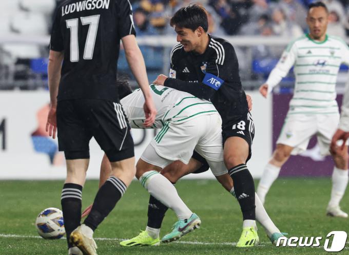 [사진] 주민규, 공 향한 집념