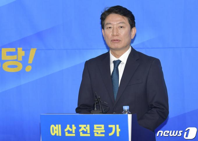 조인철 더불어민주당 광주 서구갑 국회의원 예비후보가 18일 광주시의회 브리핑룸에서 기자회견을 열고 정책공약을 발표하고 있다.(조인철 예비후보측 제공)2024.1.18/뉴스1 ⓒ News1 박준배 기자