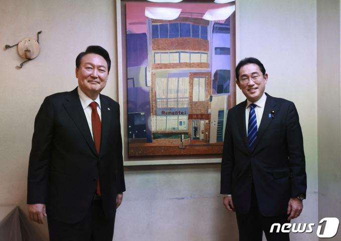 16일(현지시간) 일본 도쿄의 오므라이스 식당 '렌가테이'에서 윤석열 한국 대통령과 기시다 후미오 일본 총리가 저녁 만찬 후 사진을 찍고 있다. 한일 양국 정상은 이날 12년만에 정상회담을 가졌다. ⓒ 로이터=뉴스1 ⓒ News1 박재하 기자
