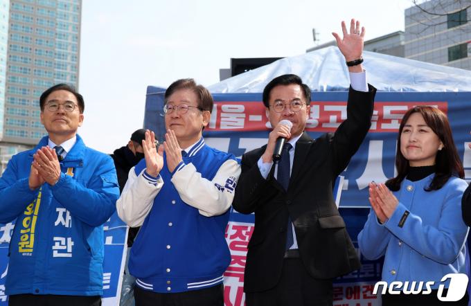 윤영덕 더불어민주연합 공동대표가 7일 =경기도 양평군청 앞에 마련된 '서울·양평 고속도로 국정농단 진상규명 촉구' 농성장 앞에서 양평고속도로 특혜의혹 규탄 기자회견을 하고 있다. 왼쪽부터 더불어민주당 최재관 여주시·양평군 후보, 이재명 대표, 더불어민주연합 윤 공동대표, 백승아 공동대표. (공동취재)/뉴스1 ⓒ News1 구윤성 기자