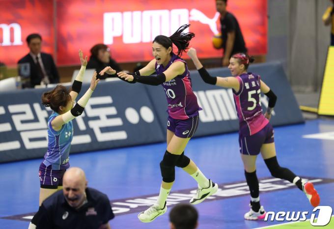 12일 오후 경기 수원시 장안구 수원실내체육관에서 열린 프로배구 '도드람 2023-2024 V-리그' 여자부 현대건설과 흥국생명의 경기에서 흥국생명이 2세트도 승리한 뒤 김연경이 기뻐하고 있다. 2024.3.12/뉴스1 ⓒ News1 김영운 기자