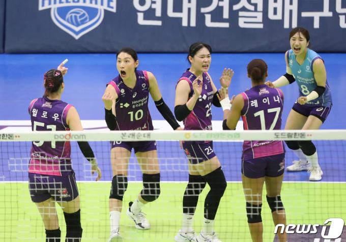 12일 오후 경기 수원시 장안구 수원실내체육관에서 열린 프로배구 '도드람 2023-2024 V-리그' 여자부 현대건설과 흥국생명의 경기에서 득점에 성공한 흥국생명 선수들이 기뻐하고 있다. 2024.3.12/뉴스1 ⓒ News1 김영운 기자
