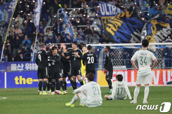 [사진] 울산, 현대가 라이벌 전북 꺾고 ACL 4강 진출