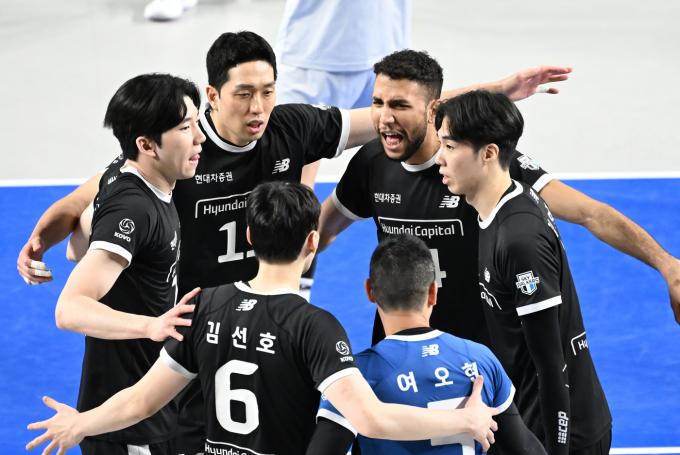 남자 프로배구 현대캐피탈이 안방서 우리카드의 정규리그 1위 확정을 저지했다. (한국배구연맹 제공)