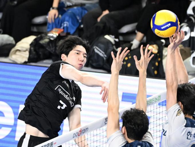 남자 프로배구 현대캐피탈이 안방서 우리카드의 정규리그 1위 확정을 저지했다. (한국배구연맹 제공)