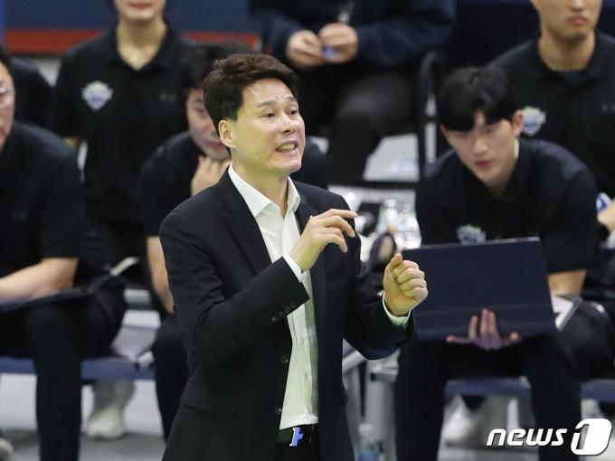 12일 오후 경기 수원시 장안구 수원실내체육관에서 열린 프로배구 '도드람 2023-2024 V-리그' 여자부 현대건설과 흥국생명의 경기에서 현대건설 강성형 감독이 선수들을 격려하고 있다. 2024.3.12/뉴스1 ⓒ News1 김영운 기자