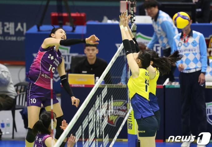 12일 오후 경기 수원시 장안구 수원실내체육관에서 열린 프로배구 '도드람 2023-2024 V-리그' 여자부 현대건설과 흥국생명의 경기에서 흥국생명 김연경이 스파이크 공격을 하고 있다. 2024.3.12/뉴스1 ⓒ News1 김영운 기자