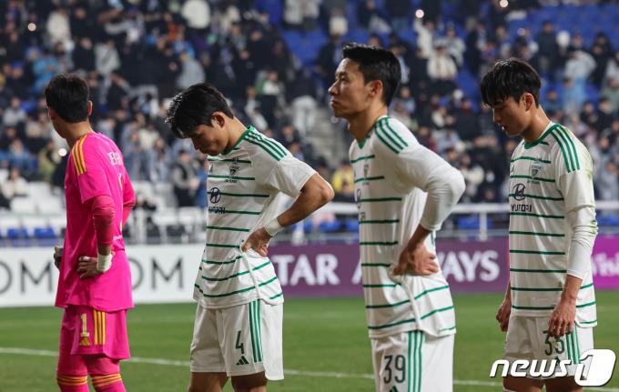 [사진] 고개 숙인 전북 현대