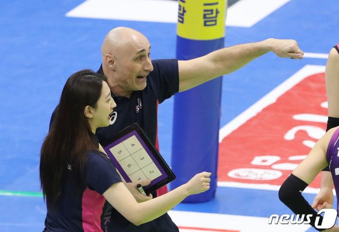 12일 오후 경기 수원시 장안구 수원실내체육관에서 열린 프로배구 '도드람 2023-2024 V-리그' 여자부 현대건설과 흥국생명의 경기에서 흥국생명 아본단자 감독이 작전 지시를 하고 있다. 2024.3.12/뉴스1 ⓒ News1 김영운 기자