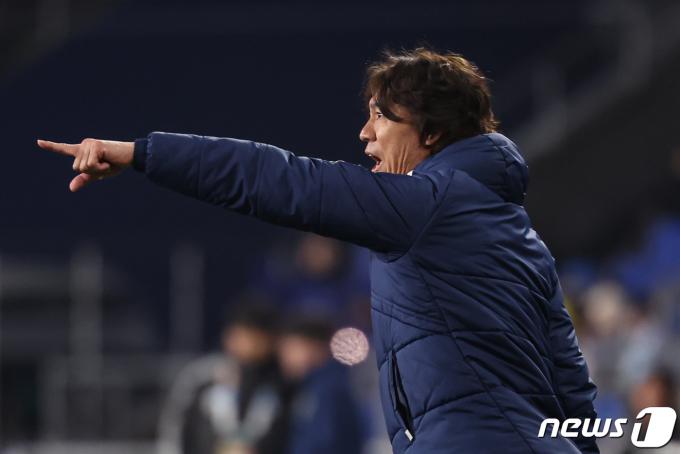 [사진] 작전 지시하는 홍명보 감독