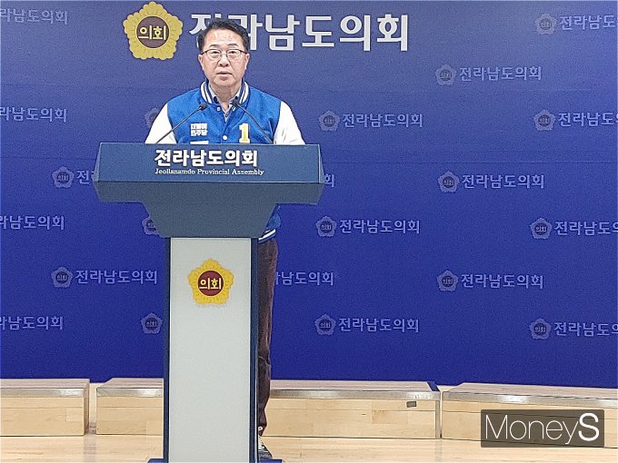                                        전남도의회에서 기자회견하는 문금주 예비후보/홍기철기자