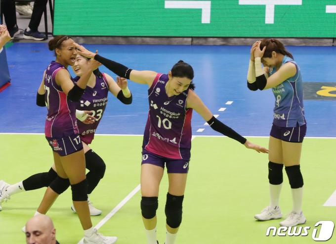12일 오후 경기 수원시 장안구 수원실내체육관에서 열린 프로배구 '도드람 2023-2024 V-리그' 여자부 현대건설과 흥국생명의 경기에서 세트 스코어 3대0로 승리한 흥국생명 선수들이 기쁨을 나누고 있다. 2024.3.12/뉴스1 ⓒ News1 김영운 기자