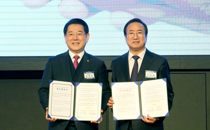 김영록 전라남도지사(왼쪽)가 12일 오후 서울 더케이호텔에서 강윤성 광주전남시도민회회장과 지방소멸 위기 극복을 위한 상생 업무협약을 체결하고 있다./전남도 