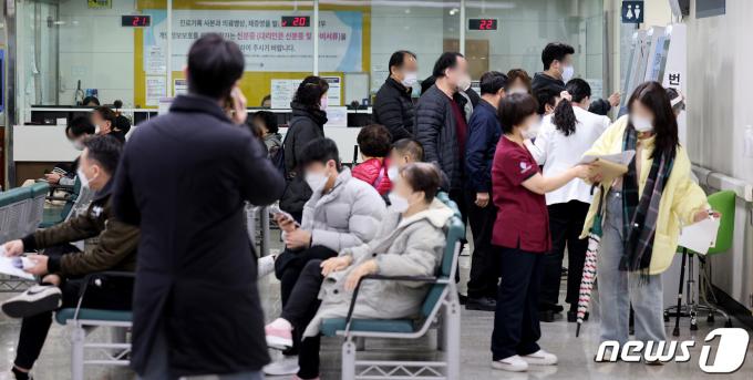 의대정원 증원에 반대하는 전공의들의 집단행동이 이어지고 있는 12일 오전 서울 중구 국립중앙의료원을 찾은 시민들이 수납을 위해 대기실에 앉아 있다. (기사와 관련 없는 사진) 2024.3.12/뉴스1 ⓒ News1 장수영 기자