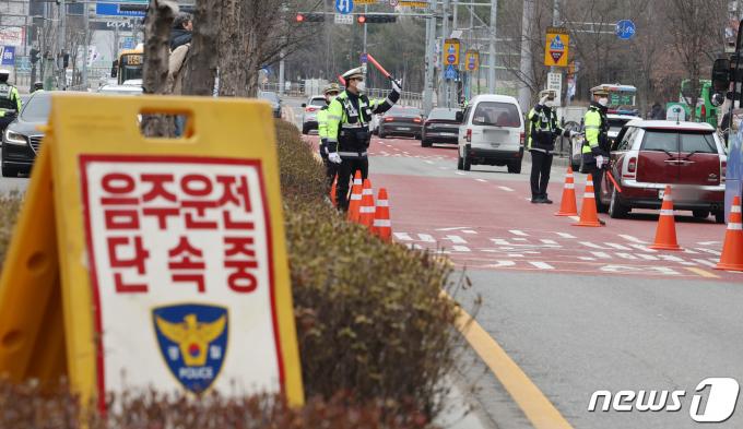 [사진] 초교 하교시간대 음주단속하는 경찰