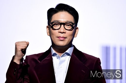 ‘코인 상장 뒷돈’ 사기 혐의 재판 관련 증인 불출석으로 과태료를 부과 받은 가수 MC몽(본명 신동현) 측이 재차 불출석 이유에 대해 입장을 밝혔다. 사진은 지난 2019년 10월 서울 광진구 YES24 라이브홀에서 단독 콘서트를 앞두고 음감회를 개최한 가수 MC몽. /사진=임한별 기자