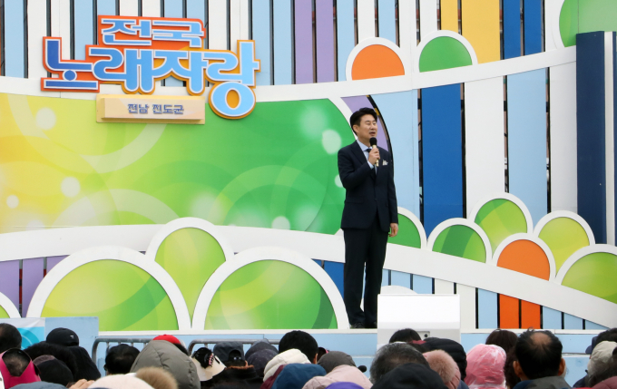 김신영의 뒤를 이어 KBS 전국노래자랑 MC로 데뷔한 남희석이 첫 촬영을 마쳤다. 사진은 지난 12일 전남 진도 제44회 신비의 바닷길 축제에서 열린 KBS 전국노래자랑 진도편 녹화장에서 리허설을 한 방송인 남희석. /사진=뉴스1