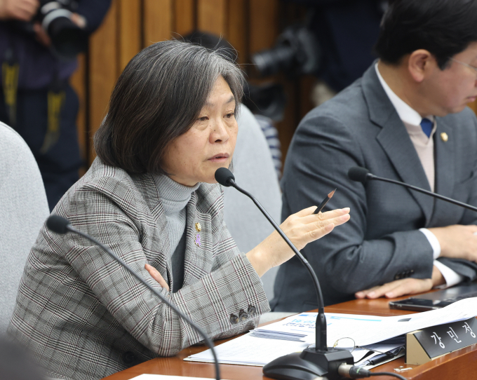 지난 12일 강민정 더불어민주당 중앙당 선거관리위원회 부위원장이 공천관리위원회의 7~8차 심사에 따른 경선 개표 결과를 발표했다. 사진은 강민정 민주당 의원이 지난달 28일 서울 여의도 국회에서 열린 엄상필 대법관 후보자에 대한 인사청문회에서 질의하는 모습. /사진=뉴스1