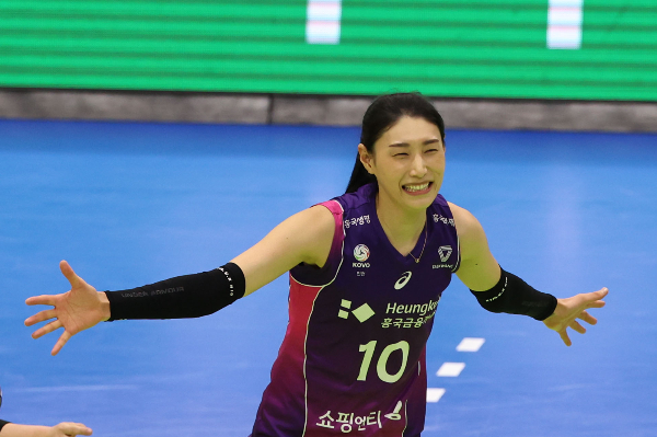 흥국생명이 지난 12일 현대건설에 승리하며 정규리그 1위의 희망을 이어갔다. 사진은 이날 오후 경기 수원실내체육관에서 열린 '도드람 2023-2024 V리그' 6라운드 현대건설과의 경기에서 승리한 뒤 기뻐하는 흥국생명 김연경. /사진=뉴시스 